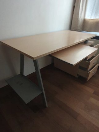 Escritorio con cajonera y bandeja