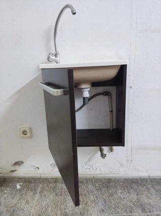 Lavabo con grifo y mueble