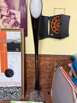 Lámpara de pie moderna negra y plateada