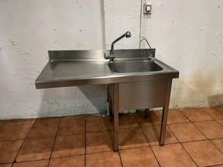 Fregadero industrial con grifo