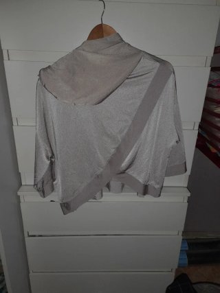 Camiseta raso capucha manga 3/4