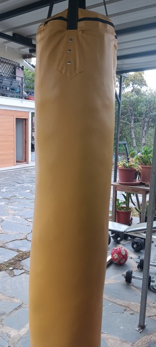 Saco de boxeo amarillo