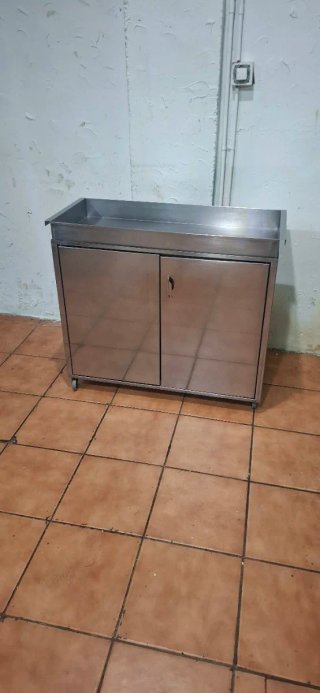 Mueble de acero inoxidable con puertas