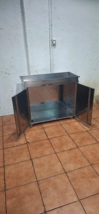 Mueble de acero inoxidable con puertas