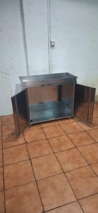 Mueble de acero inoxidable con puertas