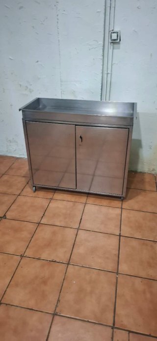 Mueble de acero inoxidable con puertas