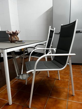 Juego de mesa y sillas metálicas