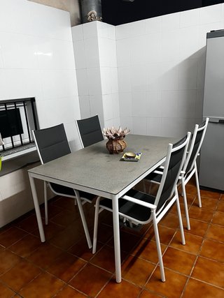 Juego de mesa y sillas metálicas