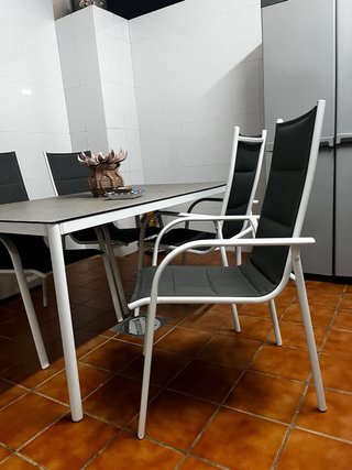 Juego de mesa y sillas metálicas