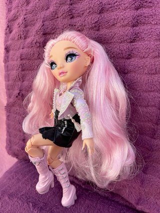 Muñeca Rainbow High Minnie Choi DIFICIL DE VER