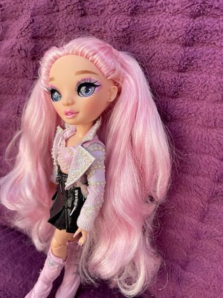 Muñeca Rainbow High Minnie Choi DIFICIL DE VER