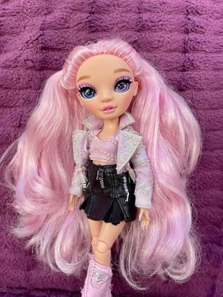 Muñeca Rainbow High Minnie Choi DIFICIL DE VER