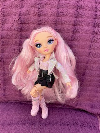 Muñeca Rainbow High Minnie Choi DIFICIL DE VER