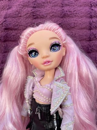 Muñeca Rainbow High Minnie Choi DIFICIL DE VER