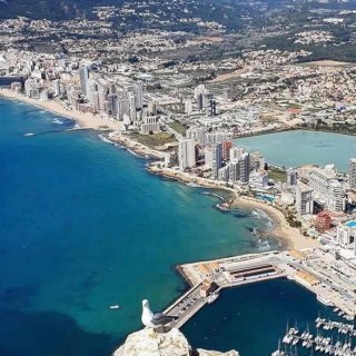 Escapada romántica playa : Velas y pétalos