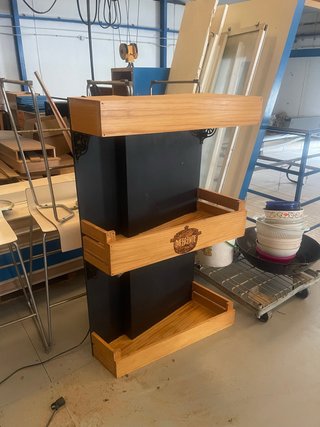 Expositor de madera y metal