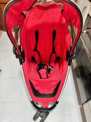 Cochecito de bebé rojo