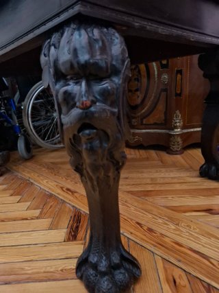 Mesa de comedor grande con patas de garra y sillas