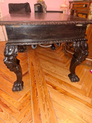 Mesa de comedor grande con patas de garra y sillas