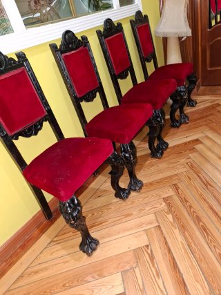 Mesa de comedor grande con patas de garra y sillas