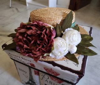 Canotier con flores burdeos y blancas.