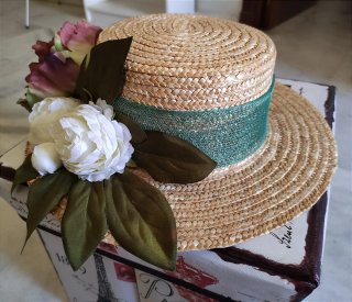 Canotier con flores burdeos y blancas.