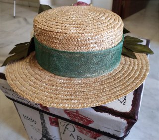 Canotier con flores burdeos y blancas.