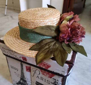 Canotier con flores burdeos y blancas.