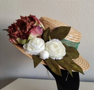 Canotier con flores burdeos y blancas.