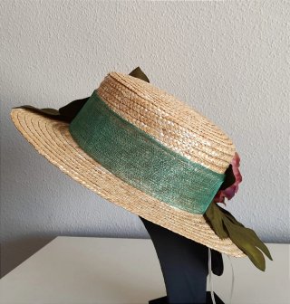 Canotier con flores burdeos y blancas.