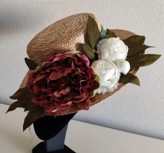 Canotier con flores burdeos y blancas.