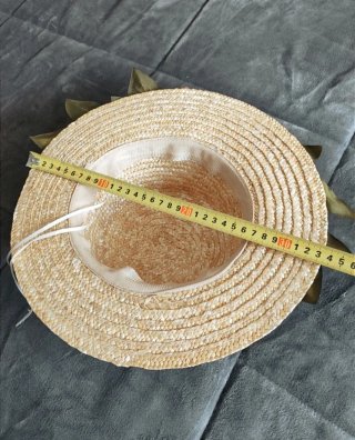 Canotier con flores burdeos y blancas.