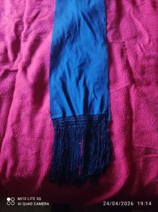 Bufanda azul ligera con ganchillo