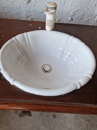 Mueble baño antiguo madera y ratán