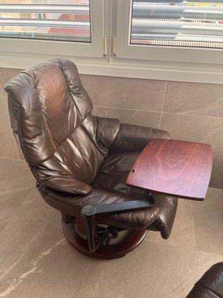 Butaca Stressless cuero marrón con reposapiés