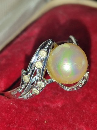 Anillo de oro con perla y diamantes