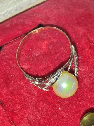 Anillo de oro con perla y diamantes