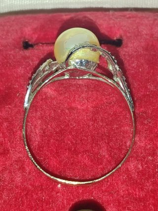 Anillo de oro con perla y diamantes
