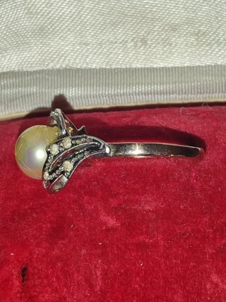 Anillo de oro con perla y diamantes