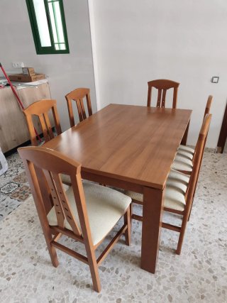 Mesa y sillas de comedor de madera.
