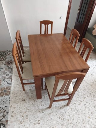 Mesa y sillas de comedor de madera.
