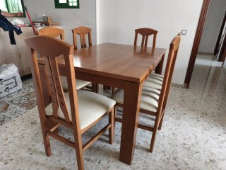 Mesa y sillas de comedor de madera.