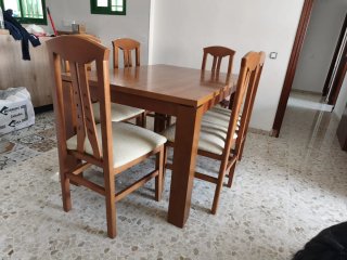 Mesa y sillas de comedor de madera.