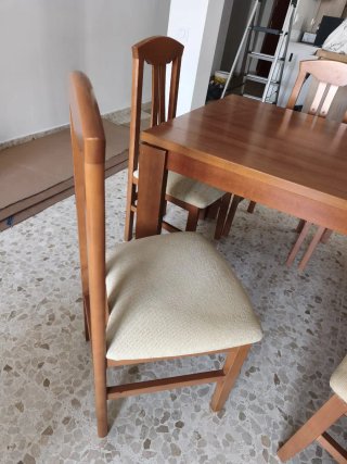 Mesa y sillas de comedor de madera.