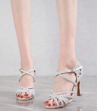Zapatos de baile plateados con pedrería