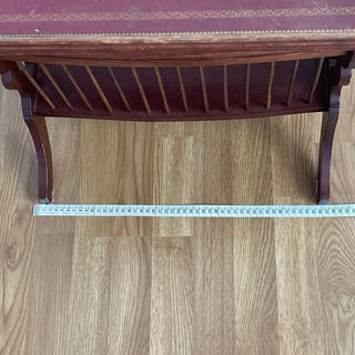 Mesa revistero de madera y piel