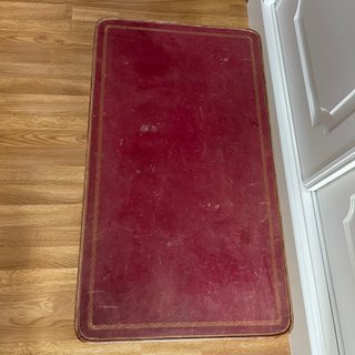 Mesa revistero de madera y piel