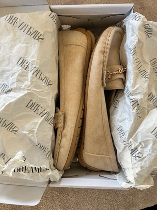 Mocassini beige Dream Pairs con fibbia oro