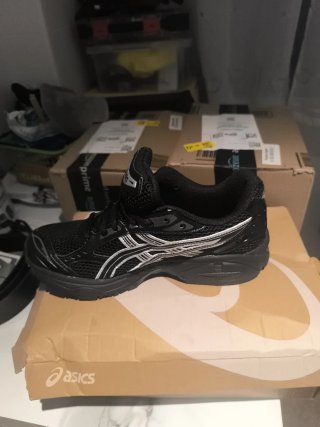 Zapatillas Asics Negras y Plateadas