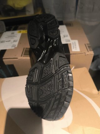 Zapatillas Asics Negras y Plateadas